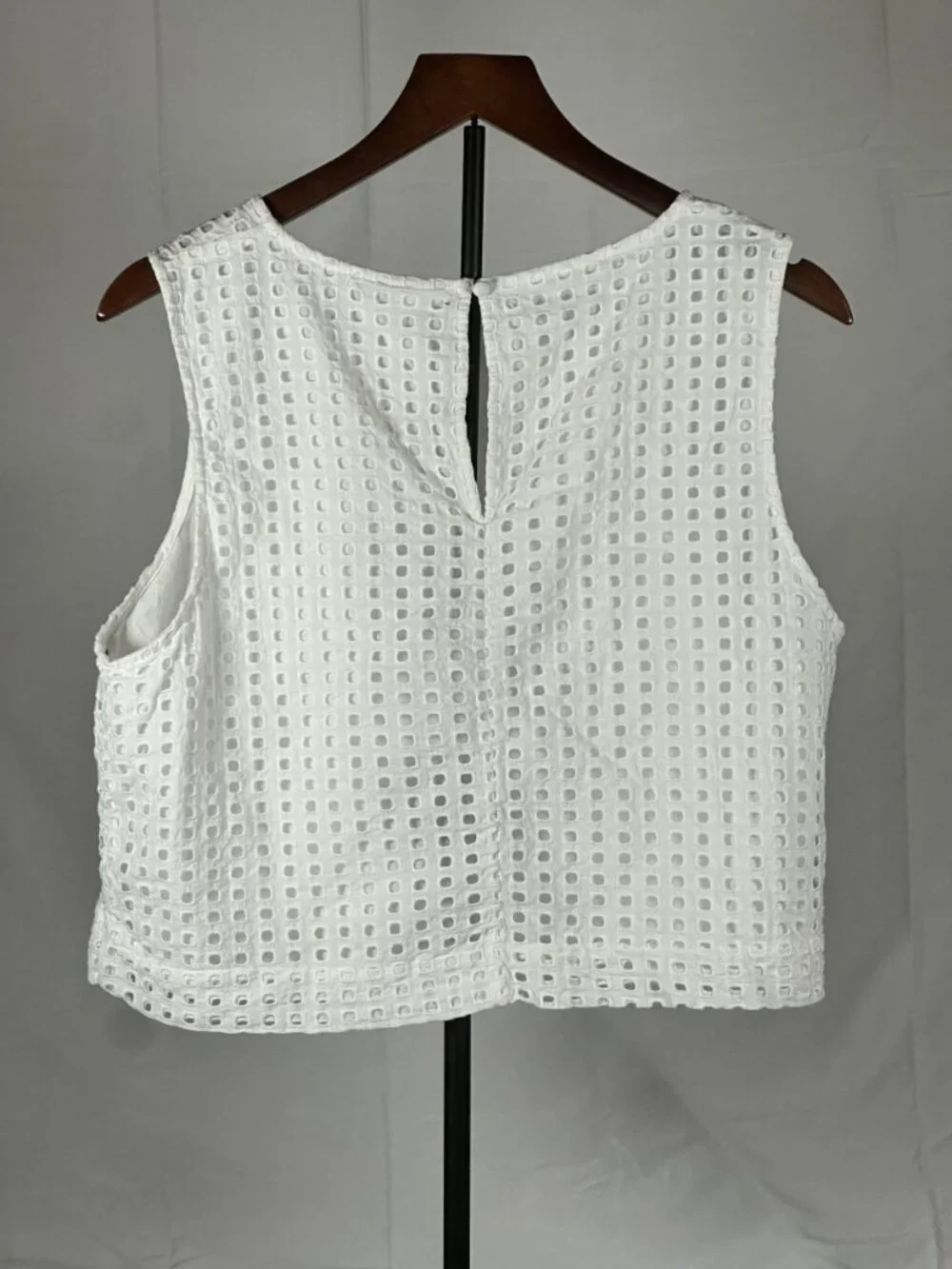 Kate Spade Eyelet Top XL White Cotton Back Keyhole Sleeveless